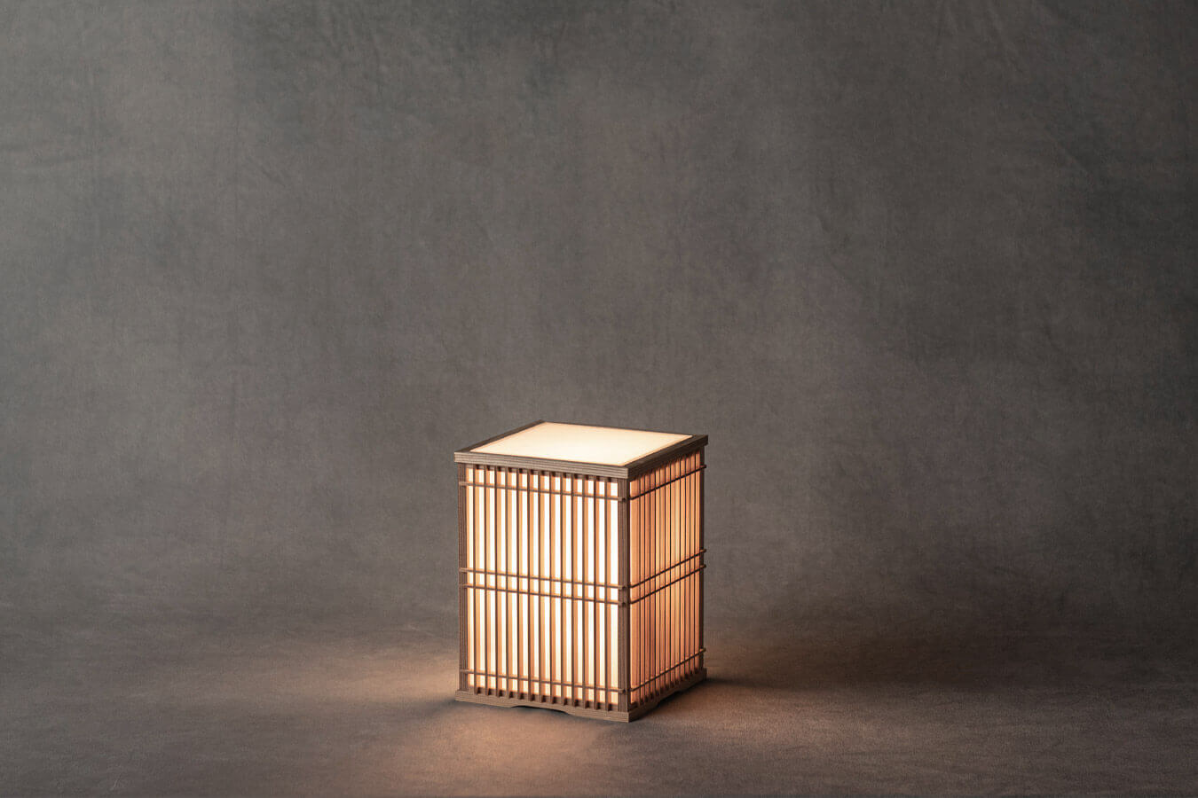 点灯した滋賀県米原市の笹木木工が製作した格子行灯