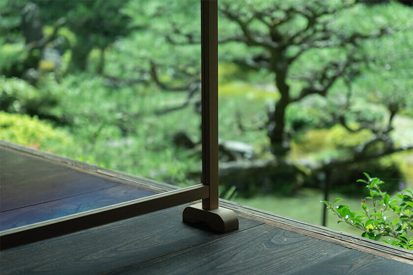 青岸寺の書院縁側に置いた滋賀県米原市の笹木木工が製作したパーティション