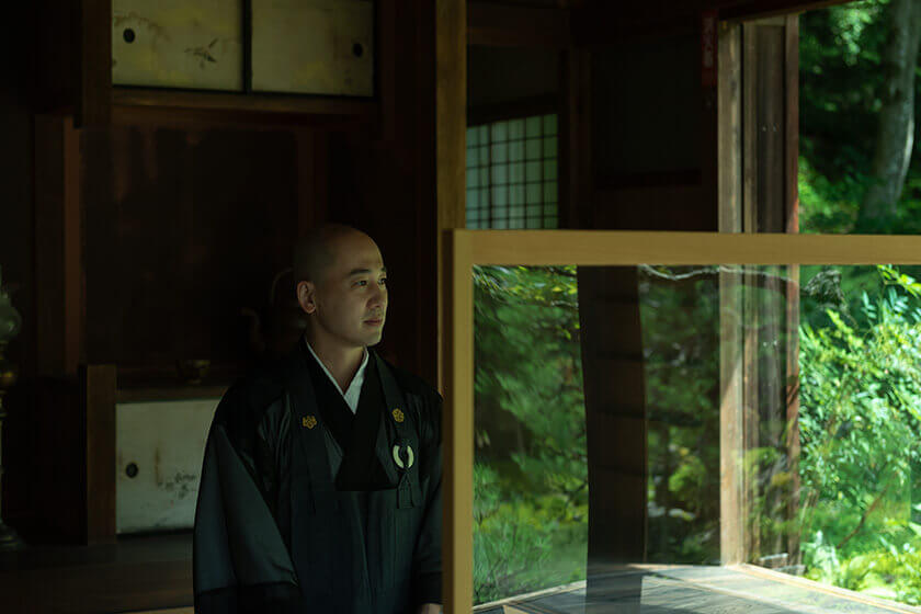 滋賀県米原市の笹木木工が製作したパーティション越しの青岸寺の住職