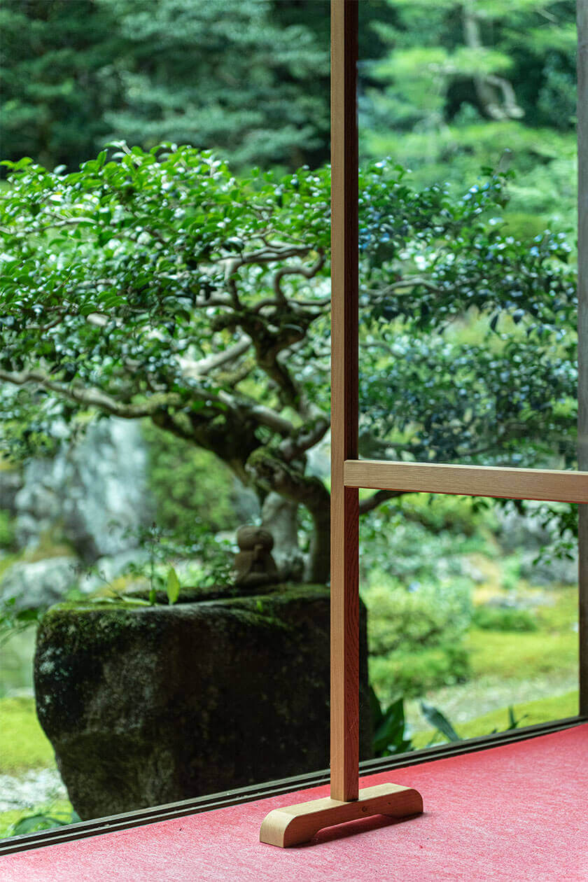 滋賀県米原市の笹木木工が製作したパーティション越の庭園