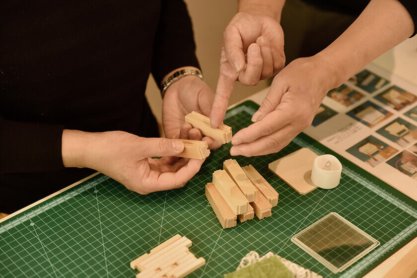 名古屋の名鉄百貨店の集合展で開催した木工ワークショップで組子を教える笹木木工のスタッフ